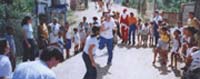 Jugando con los niños del Estado Vargas durante diciembre de 2.000