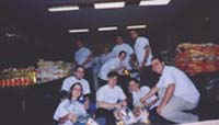 Organización de bolsas de alimentos a repartir.